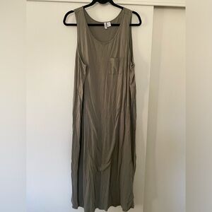 Divided sleeveless dress